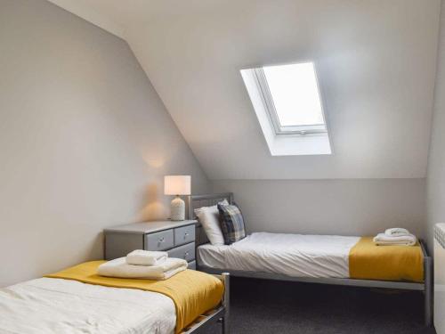PorchfieldRural 3 Bedroom house, Newport - The Lifeboat的小型客房 - 带2张床和窗户