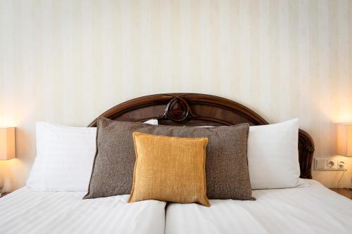 雷克雅未克Hotel Ísland - Comfort的一张带木制床头板和枕头的床