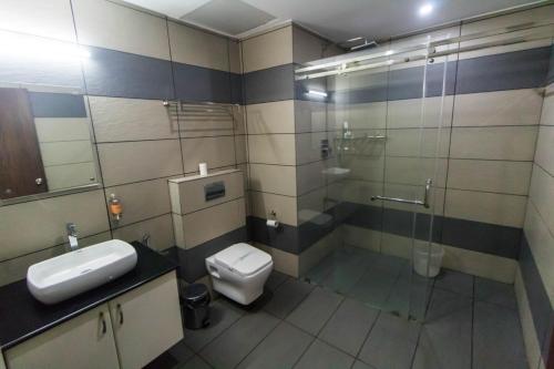 Kizhake ChālakudiMiracle Residency的浴室配有卫生间、盥洗盆和淋浴。