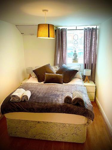 南米尔福德T-post guest house的一间卧室配有一张大床和两条毛巾