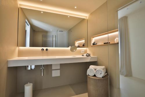 ChampdeprazMont Avic Resort & Wellness的一间带水槽和镜子的浴室