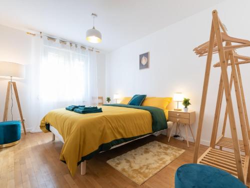 维勒班LE STELLA - HYPERCENTRE GARAGE GRATUIT WiFi NETFLIX AMAZON PRIME PROCHE PARC TETE D'OR的一间卧室配有一张黄色毯子床