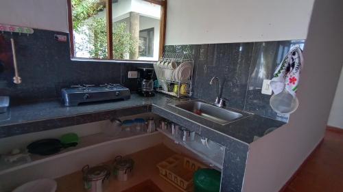莱瓦镇Cabaña Lewana Campestre的厨房配有水槽和台面