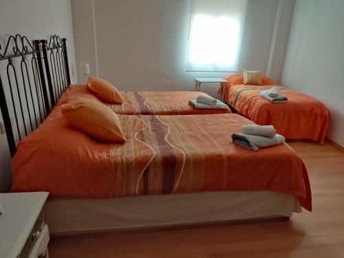 隆达Céntrico Apartamento en Ronda的卧室内两张并排的床