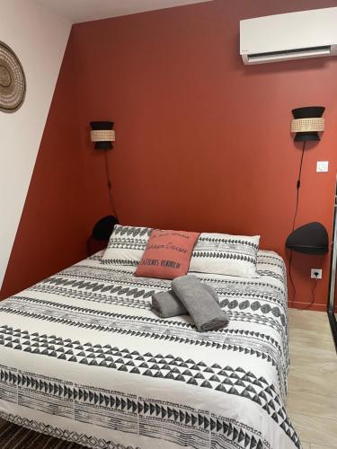 科隆别索尼约Studio Cosy tt confort proche aéroport的红色墙壁的房间里一张床位