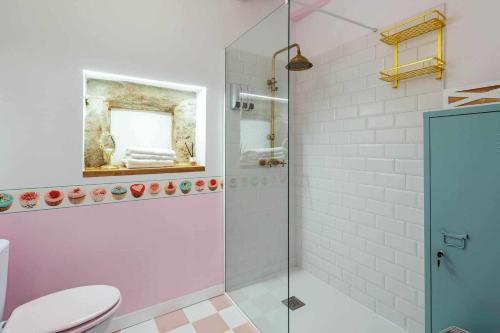 科尔库维翁La Suite Años 50 La casa Barbie Bañera chimenea的浴室设有玻璃淋浴间和卫生间