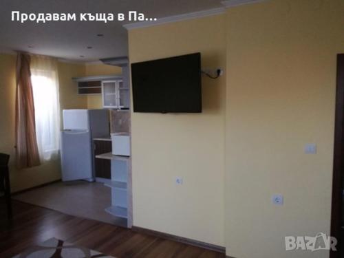帕维尔巴尼亚米海洛夫客房旅馆的客厅的墙上配有电视