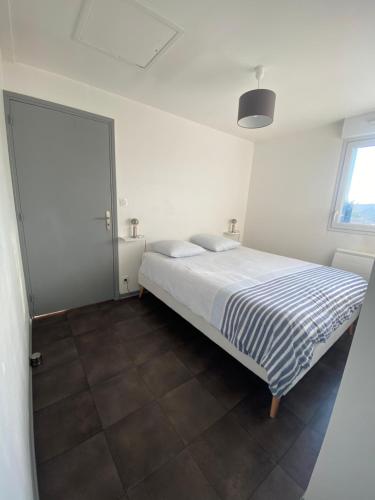 卡米尔斯Appartement T2 bis, 200m de la mer, très calme的白色的卧室设有床和窗户