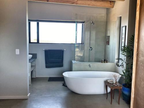 圣弗朗西斯角A Real Gem in Cape St Francis的浴室配有大型白色浴缸和水槽