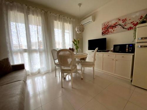 巴多利诺Elena Apartment Residence的客厅配有桌椅和电视。