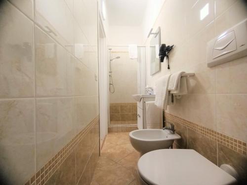 佩斯基奇B&B Casa Denittis的白色的浴室设有卫生间和淋浴。