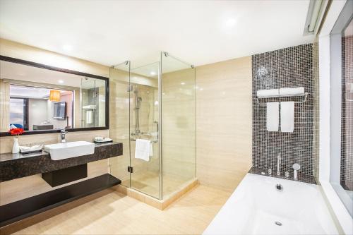 巴纳内拉斯Grand Sylhet Hotel & Resort的一间带玻璃淋浴和水槽的浴室