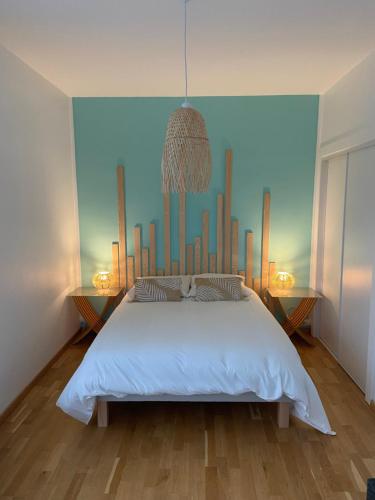 敦刻尔克Très bel appartement vue Mer - Les Ilots bleus - Dunkerque Malo les Bains的卧室配有白色的床和蓝色的墙壁