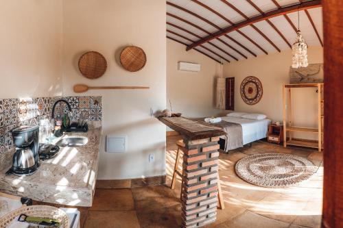 巴拉格兰德Vila Castanheiras的一个带水槽的厨房和一张位于客房内的床