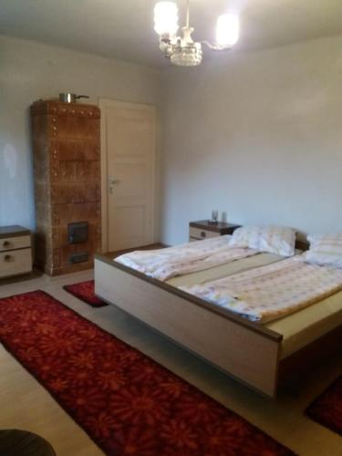 锡比乌Guest House - Wai derhim的一间卧室配有一张大床和红色地毯。