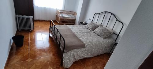 卡马里尼亚斯alecrin的卧室配有1张床,铺有瓷砖地板。