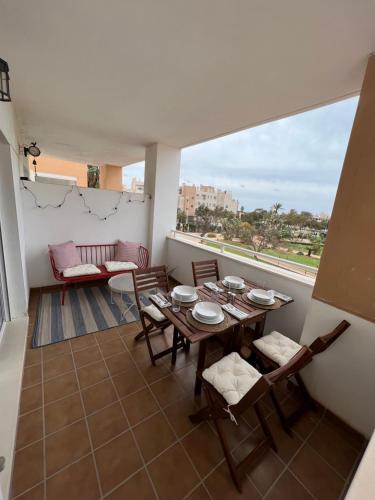 雷塔马尔APARTAMENTO TOTALMENTE NUEVO JUNTO AL MAR - Cabo de Gata的阳台的用餐室配有桌椅