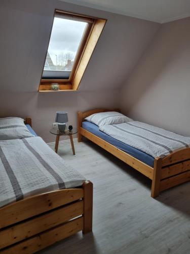 NortorfHaus Rose的一间卧室设有两张床和窗户。