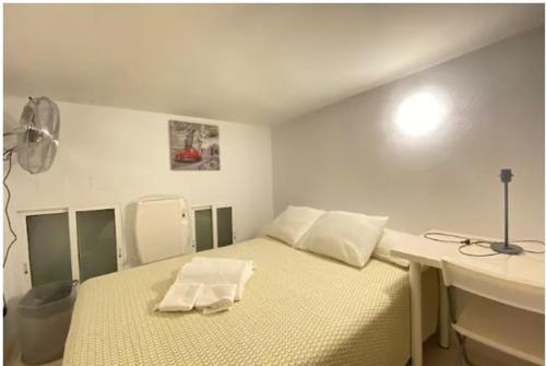 马德里ILE BUENA VISTA EXTERIO的白色客房,配有带2条毛巾的床