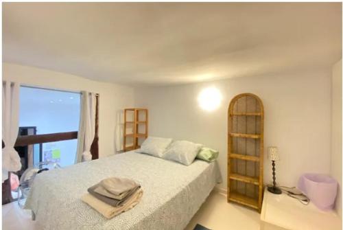 马德里ILE BUENA VISTA EXTERIO的一间卧室设有一张大床和一个窗户。