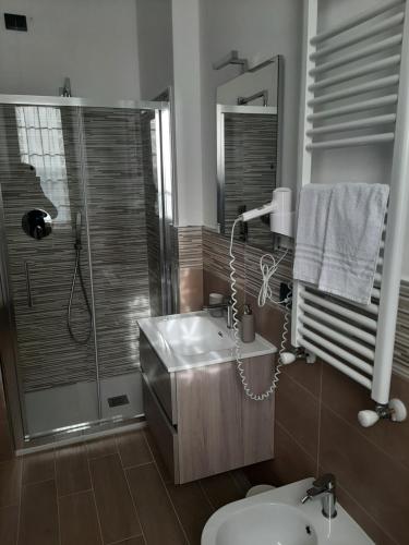 蒙蒂菲阿斯科尼La Bertina的带淋浴、盥洗盆和卫生间的浴室