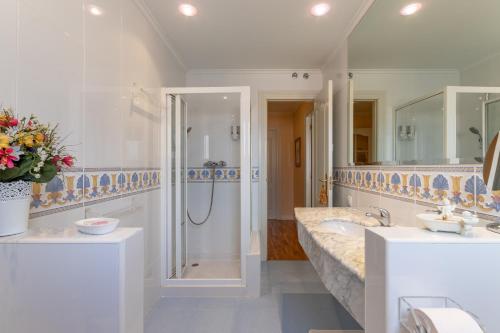 埃尔希耶戈Room Elciego的大型浴室设有2个水槽和淋浴。
