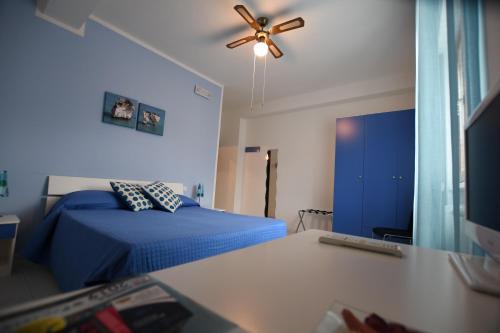 马蒂纳塔Bed and breakfast Coppadicuocobb的一间卧室配有蓝色的床和吊扇