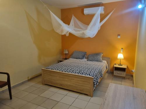 萨利波图尔Magnifique Villa Riad avec piscine proche plage的一间卧室配有一张带蚊帐的床