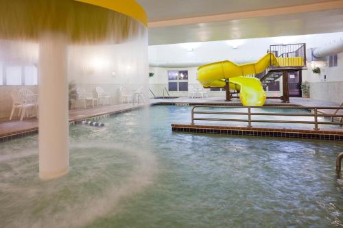 法戈法戈高速公路套房酒店的一个带水滑梯的游泳池