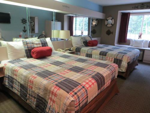 Grand RiversPatti's Inn and Suites的酒店客房带两张床和一个客厅