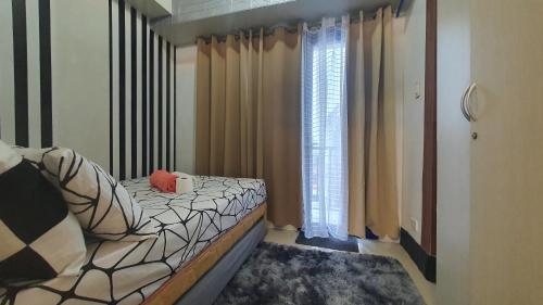 EZBeds Sea Residences TowerE客房内的一张或多张床位