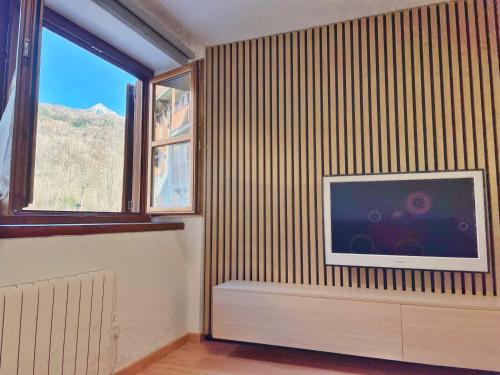 贝纳斯克Apartamento Valle de Alba的客厅设有壁挂式平面电视。