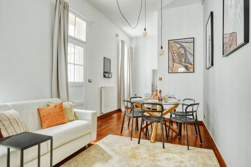 萨格勒布Irundo Downtown Apartments的客厅配有白色的沙发和桌子