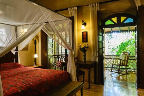 尼禄Serendipity House Goa的一间卧室设有床、窗户和门