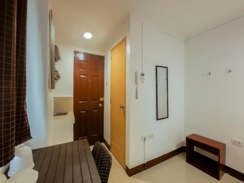 马尼拉Super OYO 856 City Stay Inns Slex Makati的小房间设有门和镜子