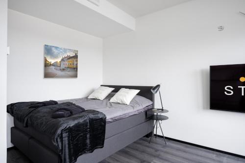 劳马Rauma City Center Studios的卧室配有白色墙壁上的床铺