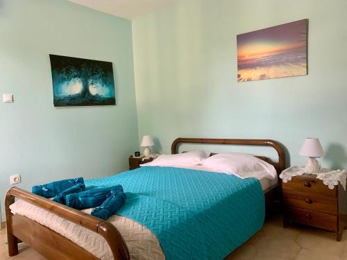 阿特米达Relaxation, Nature and Sea Near the Airport!的一间卧室配有一张带蓝色棉被的床