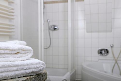 布伦瑞克豪斯楚汉萨同盟酒店的带淋浴和毛巾的浴室