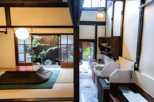 京都奥奇斯旅馆的客房内的浴室设有床和水槽