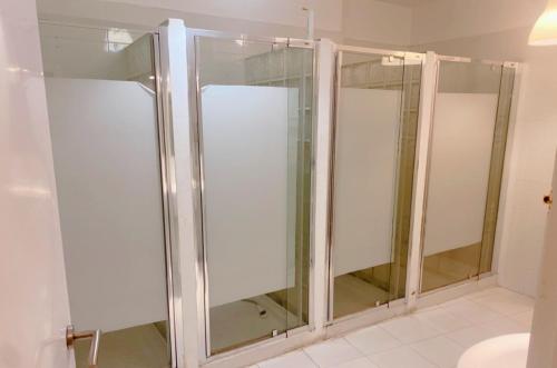 马拉加Cathedral Malaga Hostel的浴室设有玻璃门淋浴