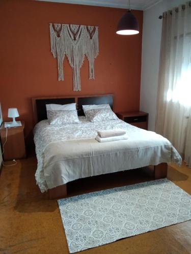 CarvideYour HOME ECO & NATUR的卧室配有带白色棉被的床