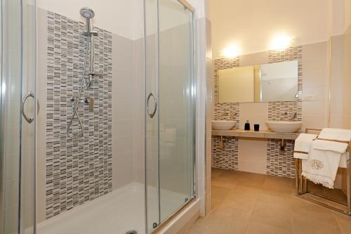 罗马圣维托套房住宿加早餐旅馆的浴室设有玻璃淋浴间和2个水槽。