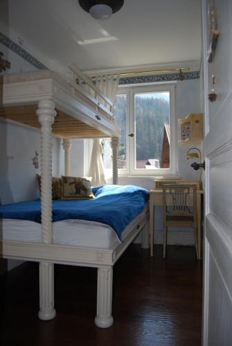 克拉尼斯卡戈拉Apartma Antico的一间卧室配有一张双层床和一张带窗户的书桌