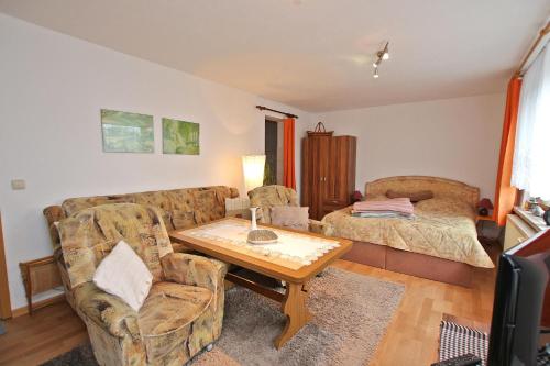 马尔肖Ferienhaus Malchow SEE 4671的客厅配有沙发和桌子