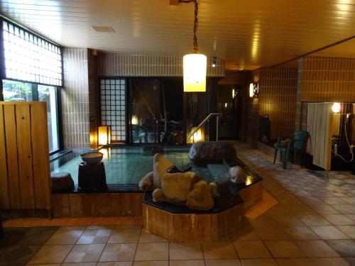 福冈多美迎博多祇园酒店的大堂设有一张长沙发,上面有泰迪熊