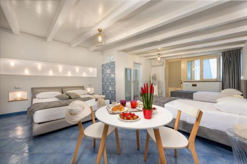 圣维托罗卡波Albert Rooms & Breakfast的卧室配有一张床和一张桌子及椅子