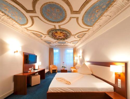 施韦比施哈尔戈尔登阿德勒斯塔德古特酒店的酒店客房带床和天花板