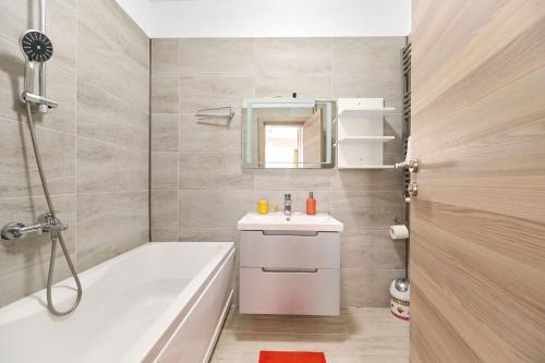 马马亚Olive apartment in Spa n Pool Resort-parking的浴室设有白色浴缸、水槽和浴缸。