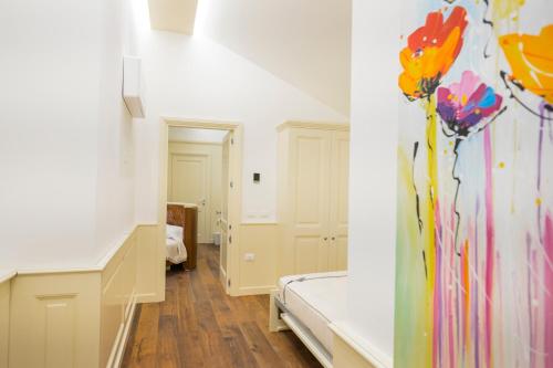 佩斯卡拉Luxury B&B La Riserva Dannunziana的一间卧室配有一张壁画床
