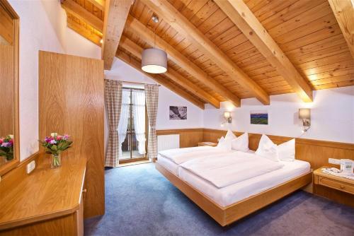 上施陶芬Ferienwohnungen Hörburger的一间卧室设有一张大床和木制天花板